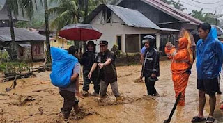 Warga terdampak banjir di Batu Busuak saat dievakuasi BPBD Padang.