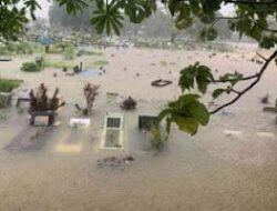 Banjir Parah di TPU Tunggulhitam, Beberapa Peti Jenazah Terbawa Arus