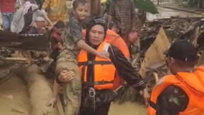 Evakuasi warga terdampak banjir di Desa Garoga.