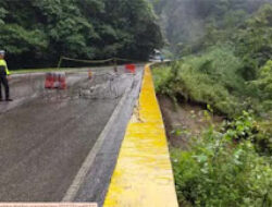 Akses Padang–Bukittinggi Ditutup Total, Longsor Timbun Jalan di Lembah Anai