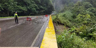 Polresta Padang Panjang menutup jalan Padang-Bukittinggi usai longsor menutup jalan di kawasan Siliang.