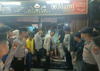 Seorang teknisi CCTV, ditemukan meninggal saat perbaikan di loteng Toko Mas Murni.