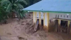 Banjir bandang yang terjadi di Muaro Pingai, Kecamatan Junjung Sirih, Kabupaten Solok.
