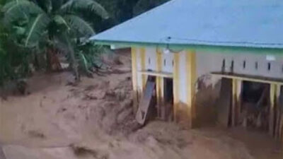 Banjir bandang yang terjadi di Muaro Pingai, Kecamatan Junjung Sirih, Kabupaten Solok.