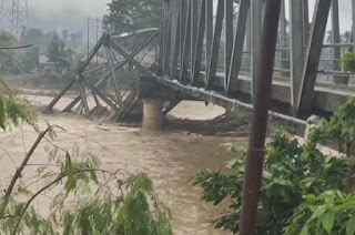 Salah satu jembatan yang rusak akibat diterjang banjir di Aceh Tenggara.