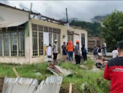 Angin Kencang Hancurkan Puluhan Rumah di Padang, Terpal Jadi Kebutuhan Mendesak