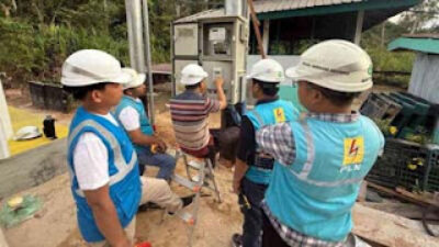 Penyalaan pelanggan PLN di Sitiung.