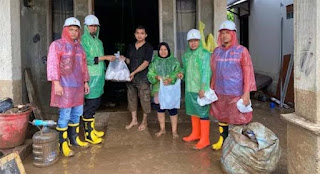 YBM PLN UP3 Padang serahkan bantuan.