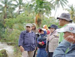 BPBD dan Masyarakat Gotong Royong Tangani Banjir Solok