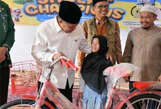 Bupati Agam Serahkan Hadiah Salat.