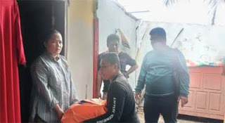 Personel BPBD Kota Padang menyalurkan bantuan untuk korban angin puting beliung