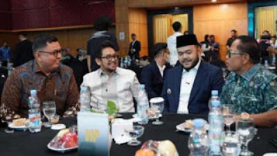 Wali Kota Padang Fadly Amran berbincang sejumlah tokoh