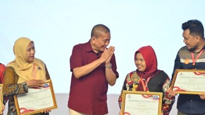 Pemberian penghargaan kepada UMKM Terbaik Road to HRN 2025.