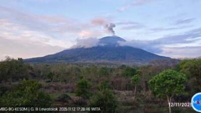 Kolom abu tebal Gunung Api Ile Lewotolok saat erupsi