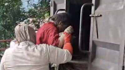 Satpol PP Bersama Keluarga Bawa Perempuan Terlantar di Padang ke Rumah Sakit