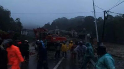 Pemko Padang Panjang bersama TNI/Polri, BPBD, Satpol PP Damkar, Dinas Perkim LH, Dinas PUPR, PMI, dan relawan melakukan pencarian.