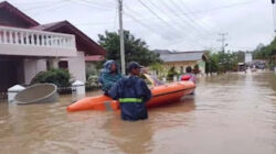 Warga korban banjir di Kota Solok, Sumatera Barat dievakuasi.