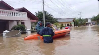 Warga korban banjir di Kota Solok, Sumatera Barat dievakuasi.