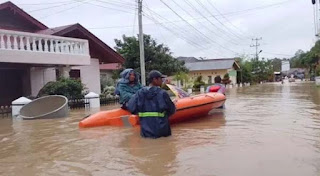 Warga korban banjir di Kota Solok, Sumatera Barat dievakuasi.