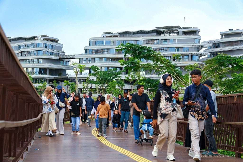 Potret masyarakat mengunjungi IKN.