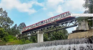 Satu unit kereta melintas di jembatan kawasan Padang Pariaman.