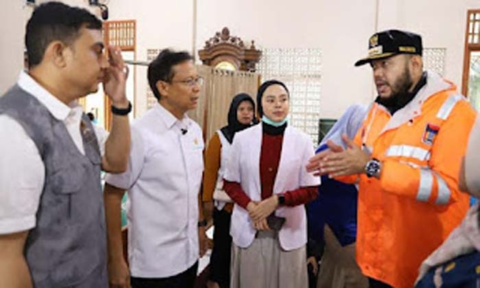 Menteri Kesehatan RI, Budi Gunadi Sadikin, meninjau Posko Korban Banjir di Lubuk Minturun