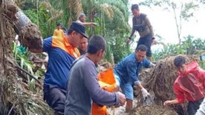 Petugas gabungan sedang mencari korban banjir bandang