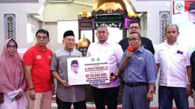 Wakil Ketua Komisi VI DPR RI dari Fraksi Gerindra Andre Rosiade menyerahkan bantuan.