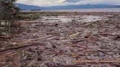 Air Danau Singkarak Meluap.