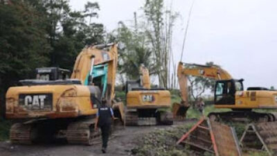 Polisi menyita alat berat dari tambang pasir ilegal.