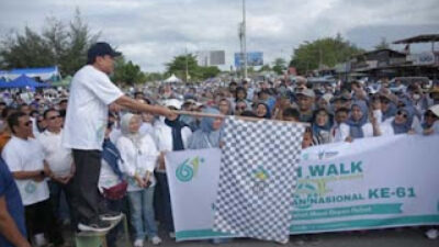 Wakil Walikota Maigus Nasir mengibarkan bendera start fun walk peringatan HKN ke-61