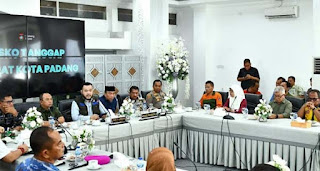 Walikota Fadly Amran bersama jajaran Forkopimda Kota Padang menggelar Rakor.