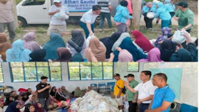 Anggota DPRD Sumbar, Indra Dt Rajo Lelo dan Daswanto menyalurkan bantuan paket sembako.