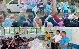Anggota DPRD Sumbar, Indra Dt Rajo Lelo dan Daswanto menyalurkan bantuan paket sembako.