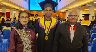 Pasutri dari Sorong Tempuh Ribuan Kilometer Hadiri Wisuda Anaknya.