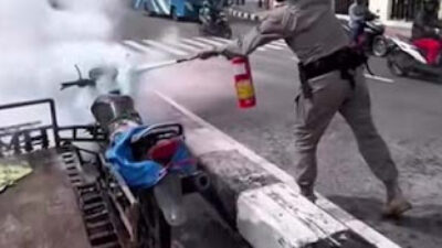 Satu unit becak motor dilalap api