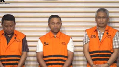 Gubernur Riau Abdul Wahid (tengah) menggunakan uang pemerasan Dinas PUPR untuk berpergian ke luar negeri.