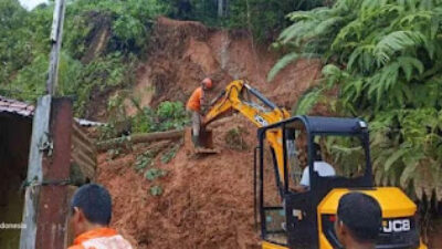 Pembersihan material longsor di Lubuk Minturun.