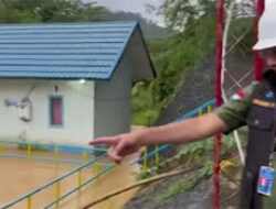 Dirut Perumda Tinjau Intake Paraku yang Tersumbat Material Banjir