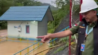 Direktur Utama Perumda Air Minum Kota Padang, Hendra Pebrizal, meninjau kondisi di Intake Paraku