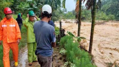 Semen Padang kirim relawan untuk membantu warga yang terdampak banjir di Batu Busuak.