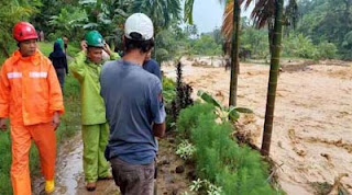 Semen Padang kirim relawan untuk membantu warga yang terdampak banjir di Batu Busuak.