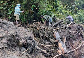 Petugas SAR dibantu warga mencari belasan korban yang hilang disapu banjir bandang