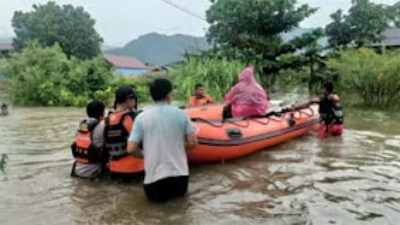 Tim gabungan dari BPBD Kota Padang dan Basarnas mengevakuasi warga
