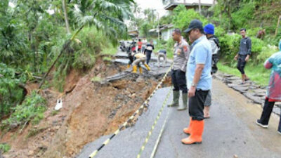 Bupati Agam, Benni Warlis, bersama Sekretaris Daerah meninjau lokasi tanah longsor