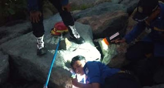 Ponsel Terjebak, Damkar Padang Sigap Menolong