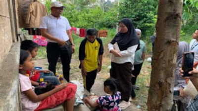 Ketua TP-PKK Kabupaten Solok Nia Jon Firman Pandu mengunjungi masyarakat yang membutuhkan bantuan