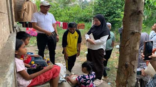 Ketua TP-PKK Kabupaten Solok Nia Jon Firman Pandu mengunjungi masyarakat yang membutuhkan bantuan