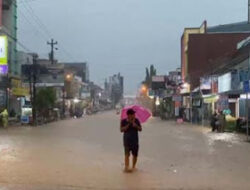 BPBD dan Warga Bersihkan Lumpur Pascabanjir Brebes