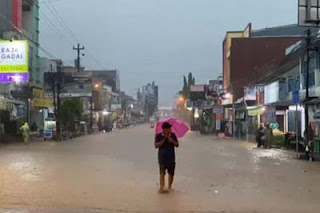 Banjir bandang di Brebes, Jateng yang menewaskan tiga warga.